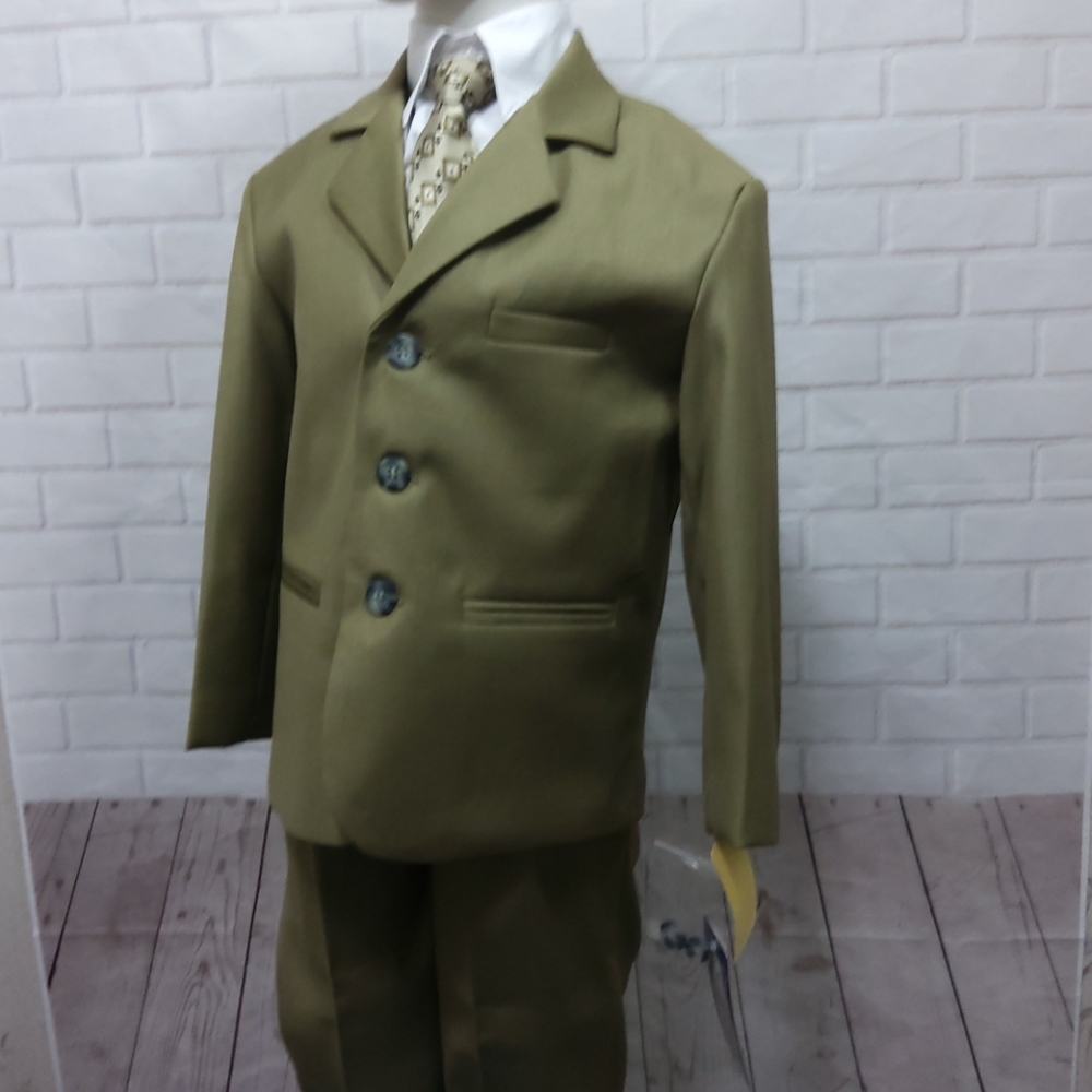 NWT Boys 5 piece Lito suit